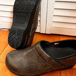 Sanita patent leather snake clog
